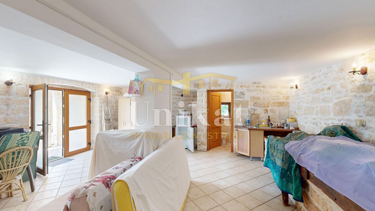 Renovirana kamnita hiša s bazenom